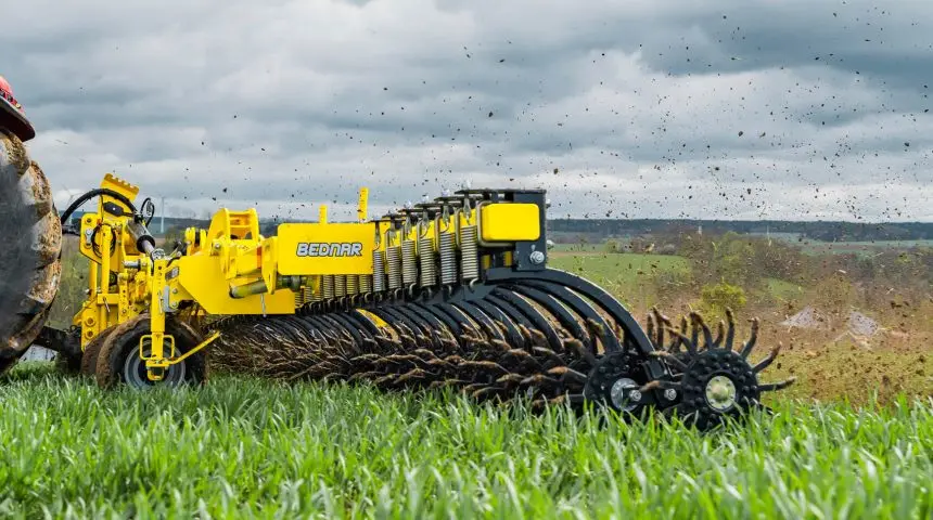 Pielnik rotacyjny Bednar Roto-Master podczas mechanicznego zwalczania chwastów w uprawie zboża