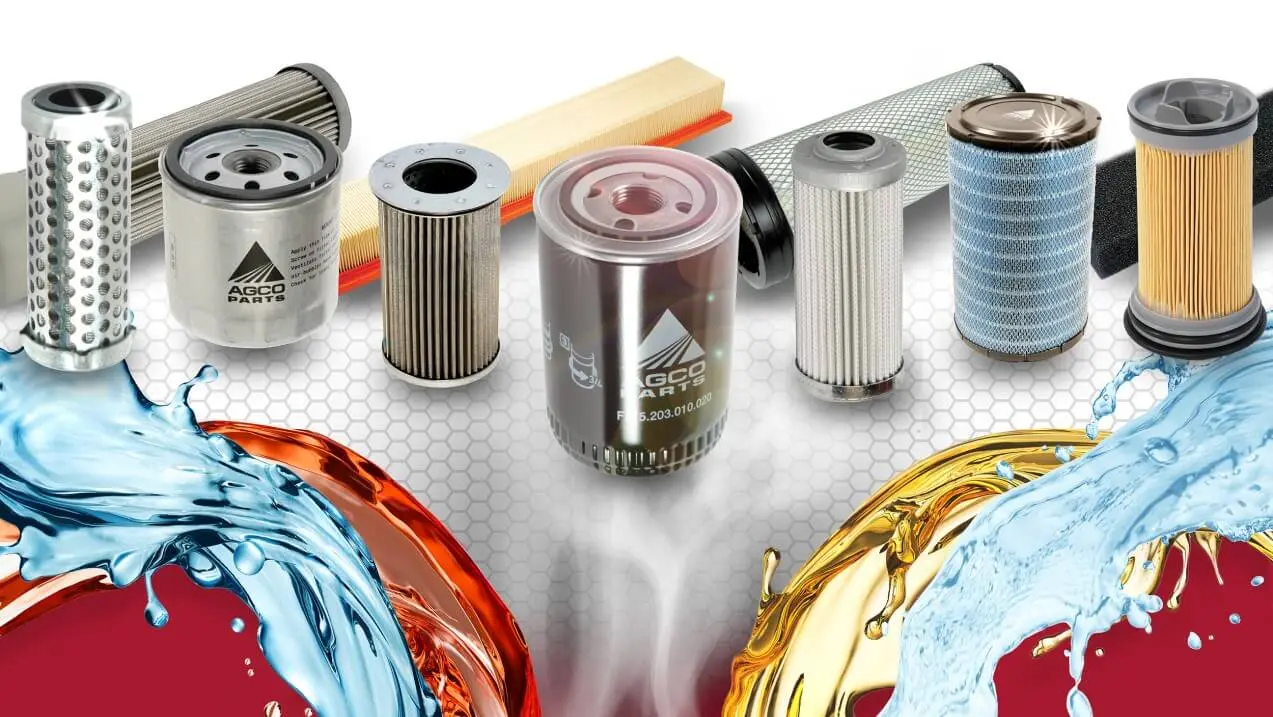 Zestawienie różnego rodzaju filtrów maszynowych marki AGCO Parts, w tym filtrów oleju, paliwa i powietrza, wyeksponowanych na jasnym tle i otoczonych u dołu dynamicznymi rozbryzgami płynów eksploatacyjnych w kolorze niebieskim, czerwonym i złotym.